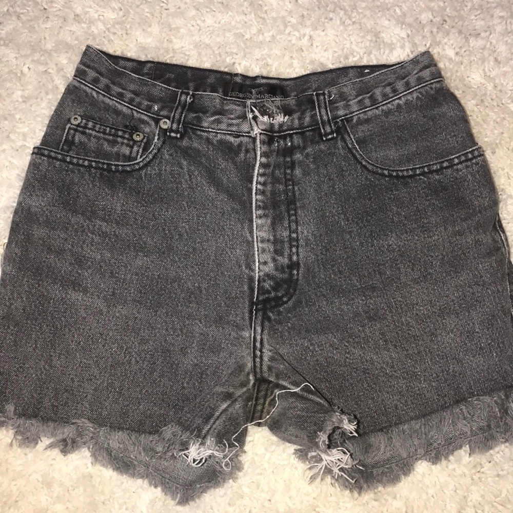 Vintage GUESS “mom” jean shorts. 7/10 condition :)